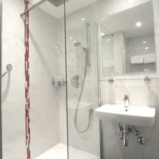 Standardzimmer – Badezimmer mit Regendusche